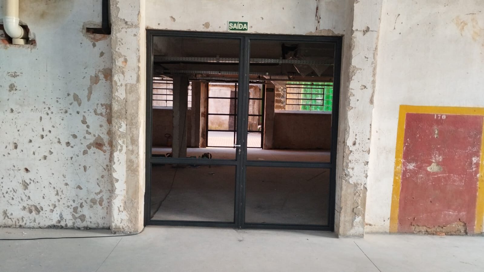 Porta metálica para galpão