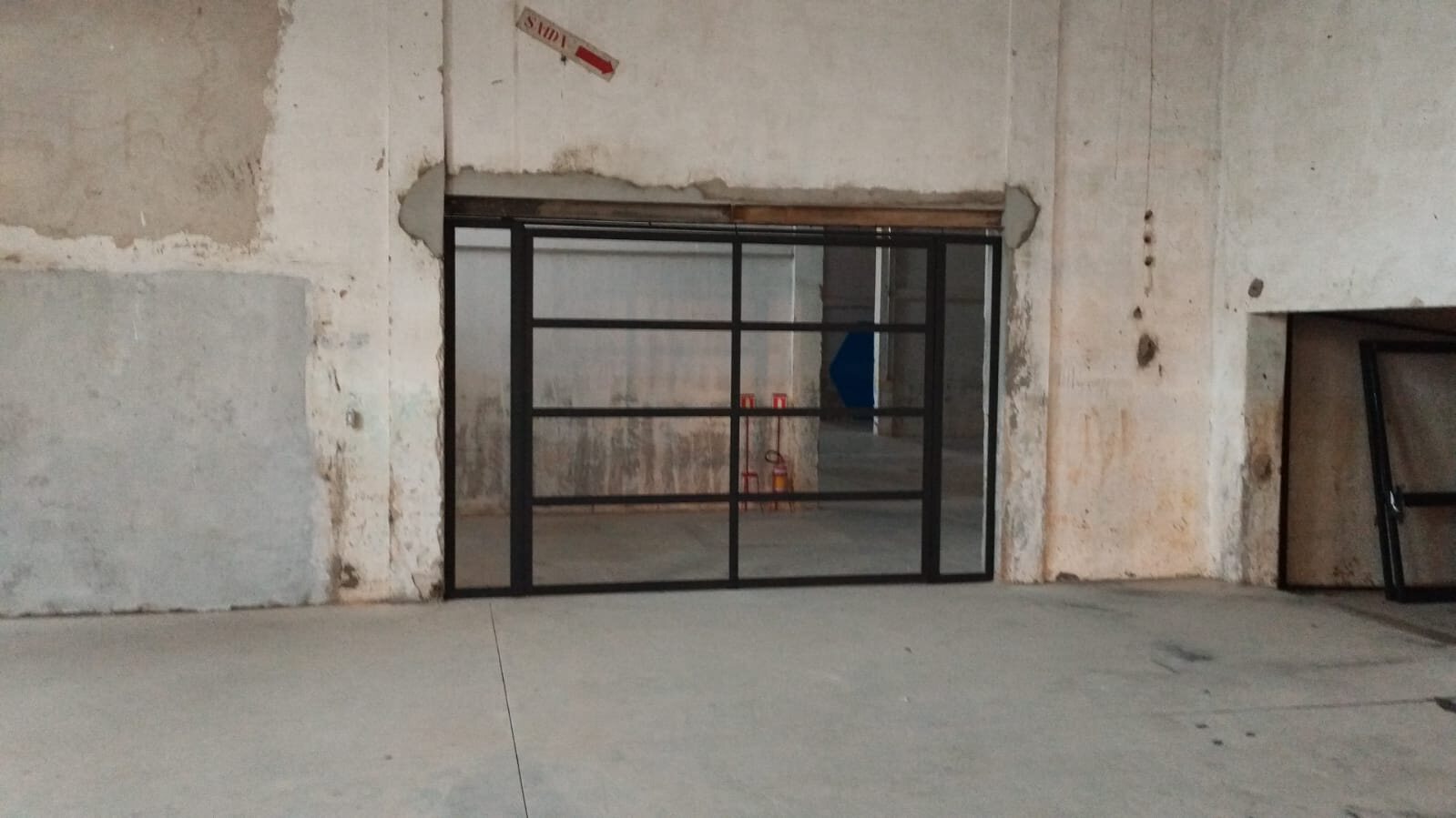 Porta metálica de duas folhas